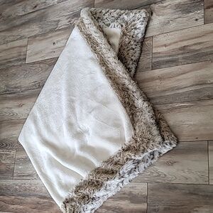 Beatiful faux fur trimmed blanket